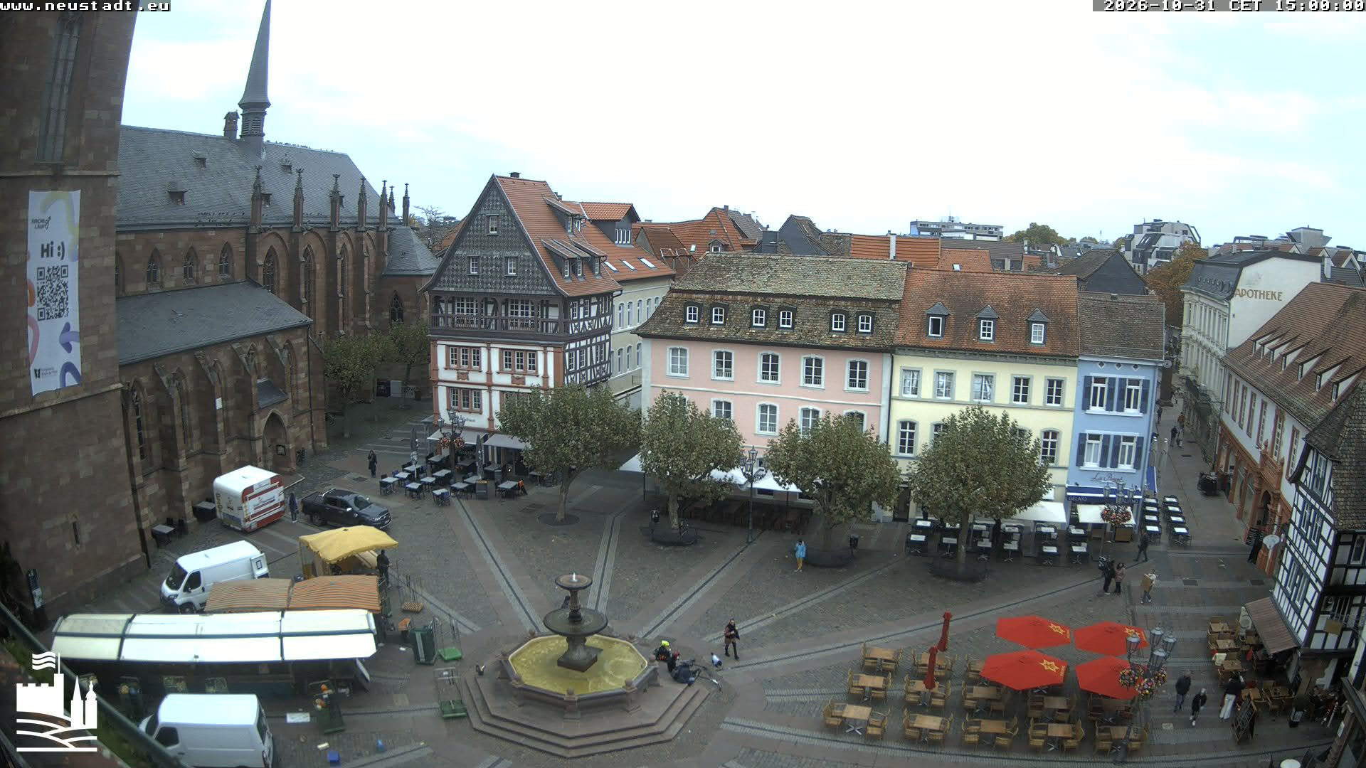 Neustadt a. d. Weinstraße: Marktplatz with Stiftskirche - Веб-камеры